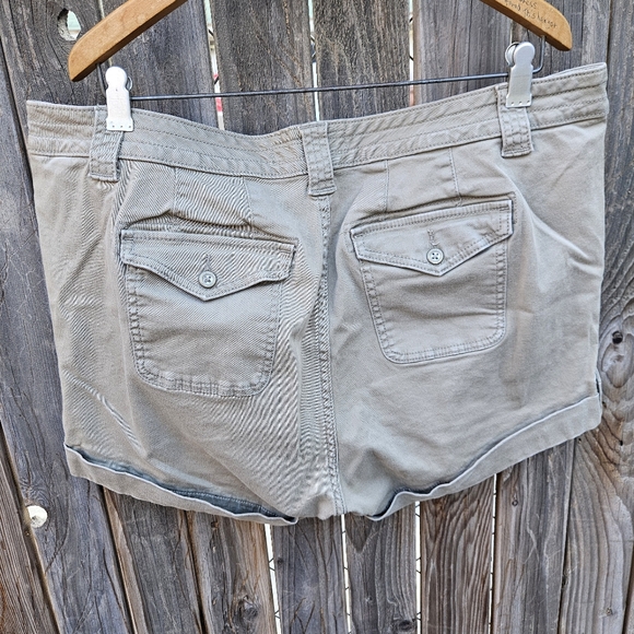 Torrid Women's Tan Shorts Size 18 - Picture 15 of 16